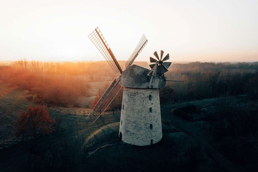 Windmühle in schönem Licht bei Sonnenuntergang