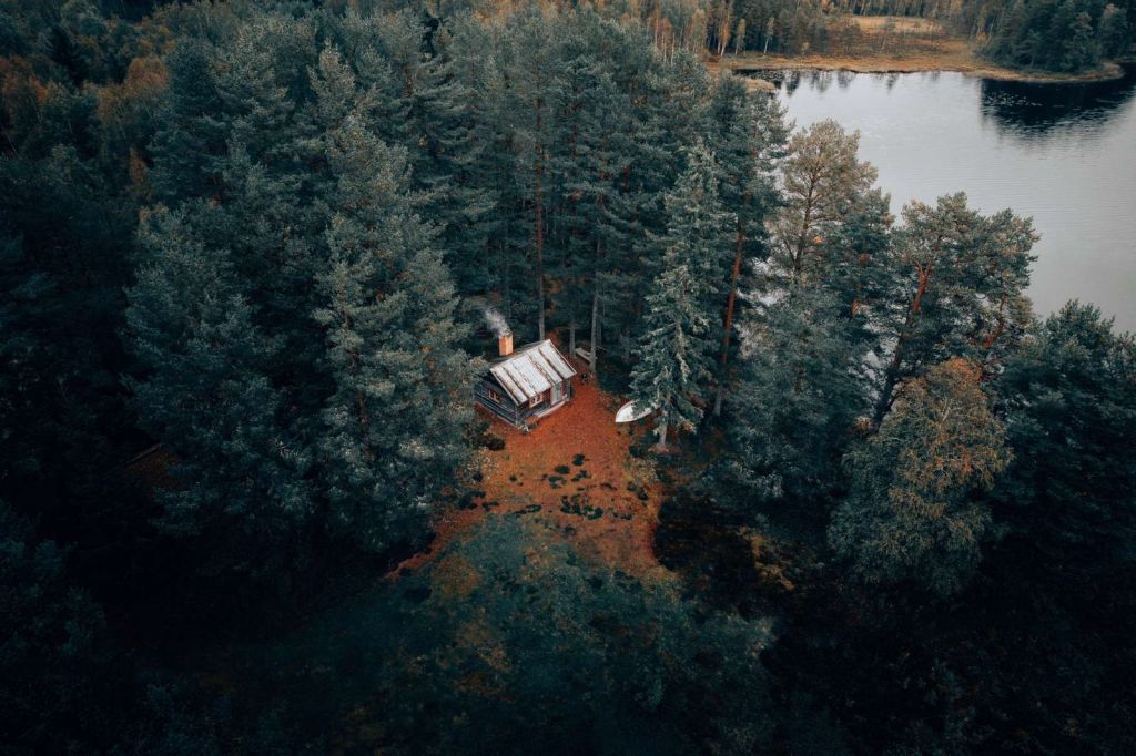 Hütte umgeben von Wald und Seen