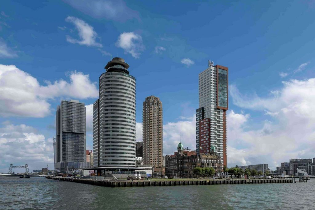 Moderne Architektur an der Maas