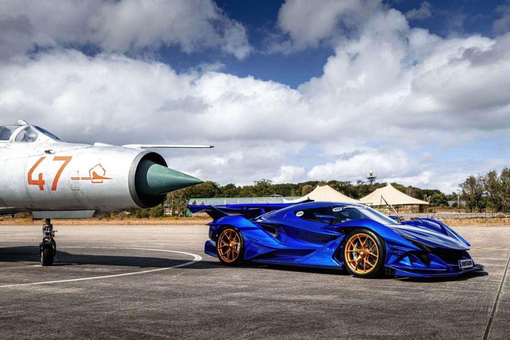 Futuristisches Superauto am Flughafen