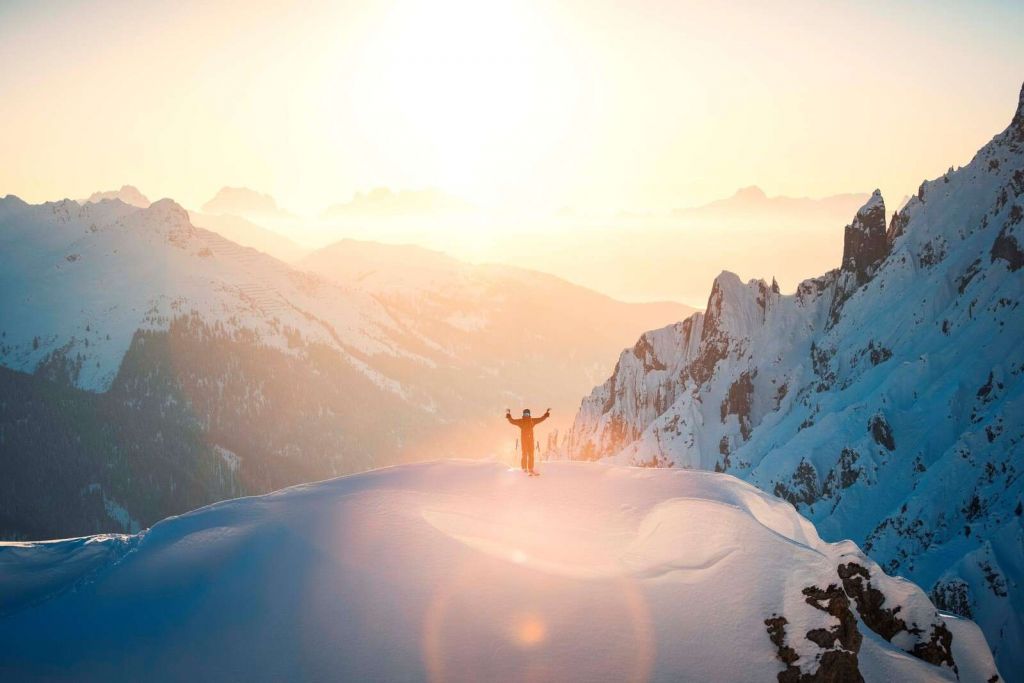 Sonnenaufgang über Berggipfeln