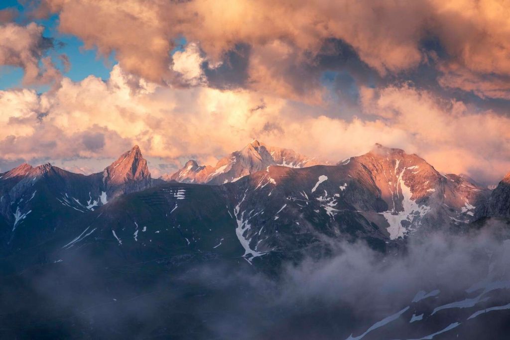 Abendlicht auf Bergkamm