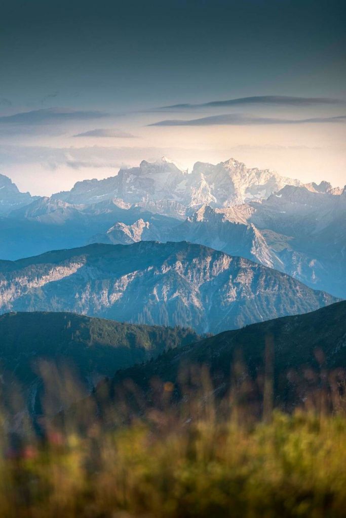 Blue Schichtung in Bergland