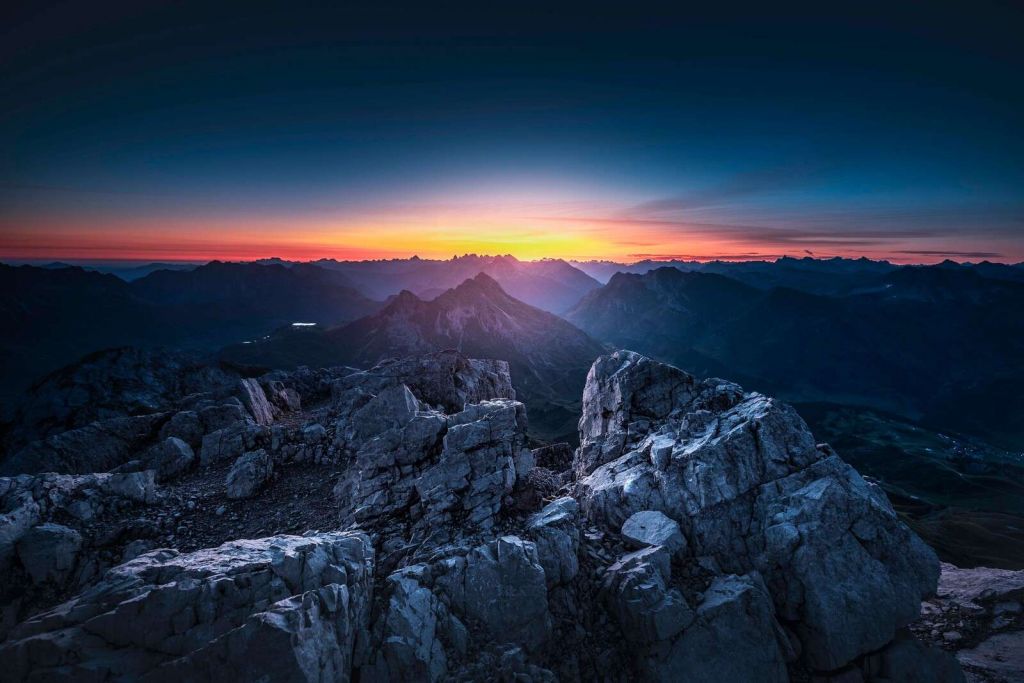 Rötlicher Ausblick bei Sonnenaufgang.