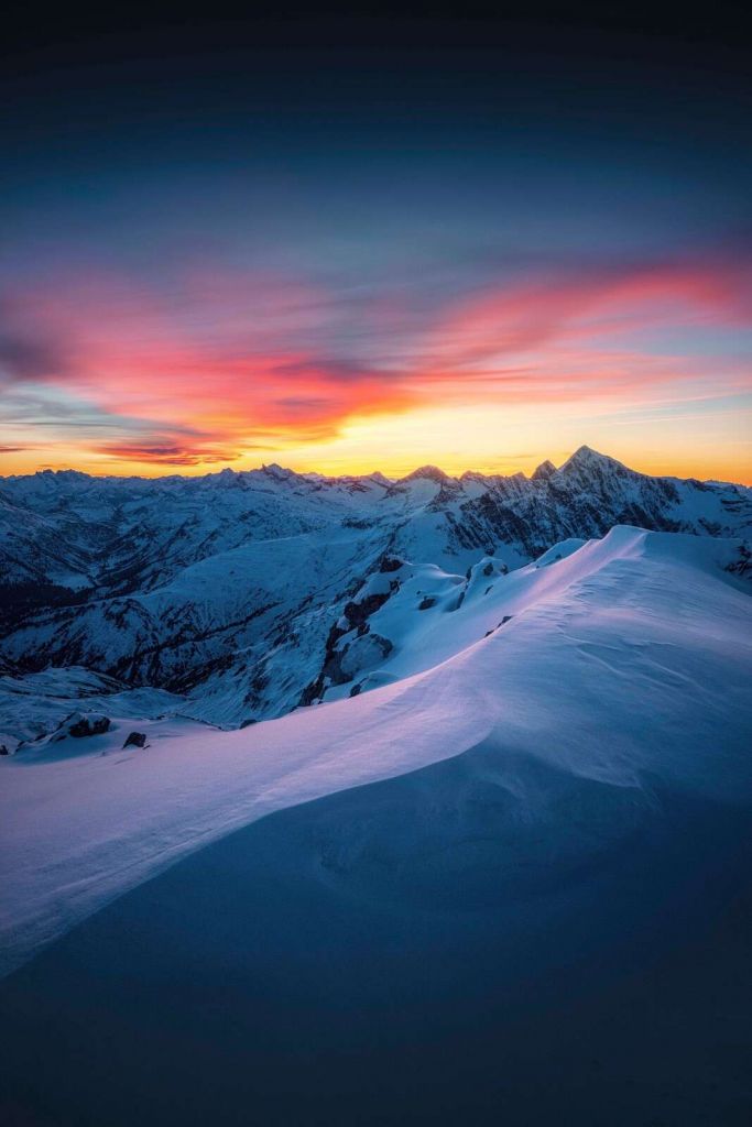Schneebedeckte Gipfel bei Tagesanbruch.
