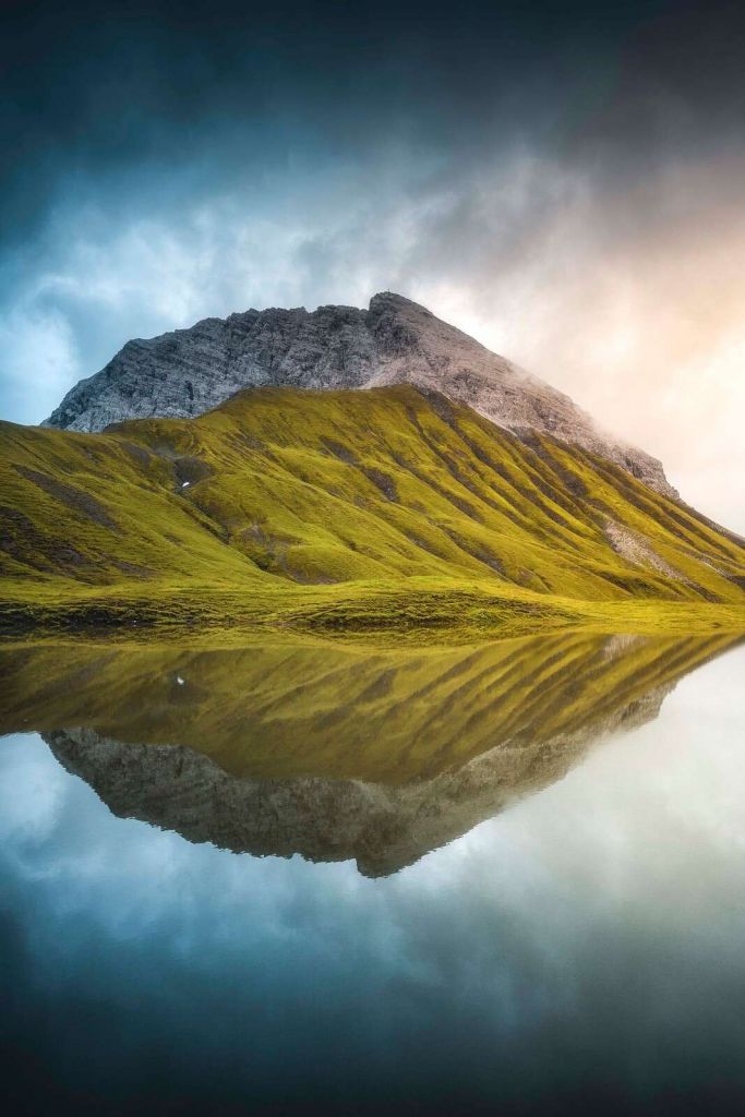 Berggipfel spiegelt sich im Morgenlicht.
