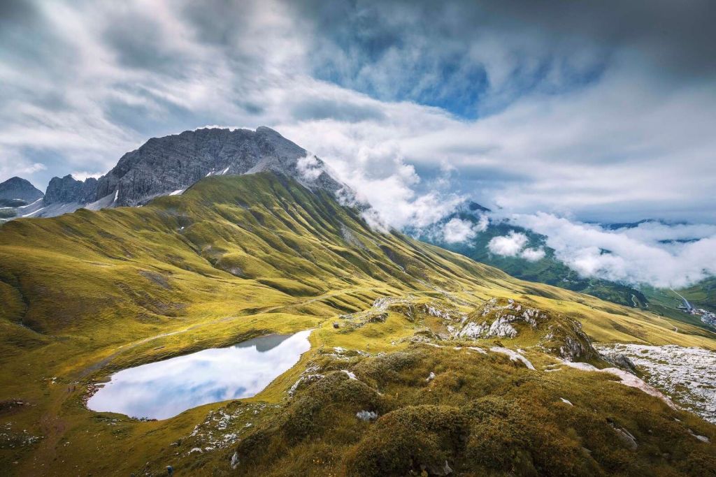 Berglandschaft mit Wolken und Bergsee