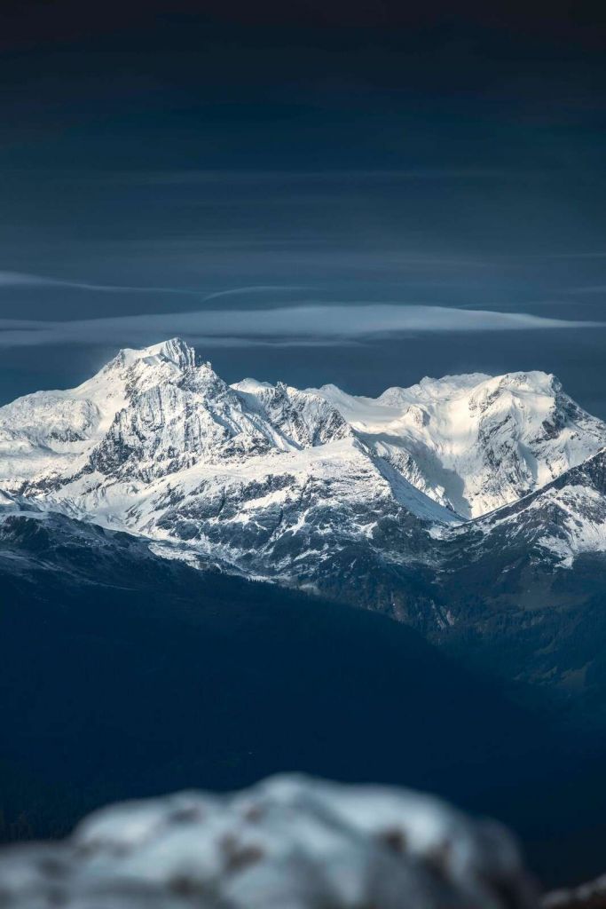Eisblaue Gipfel in Stille