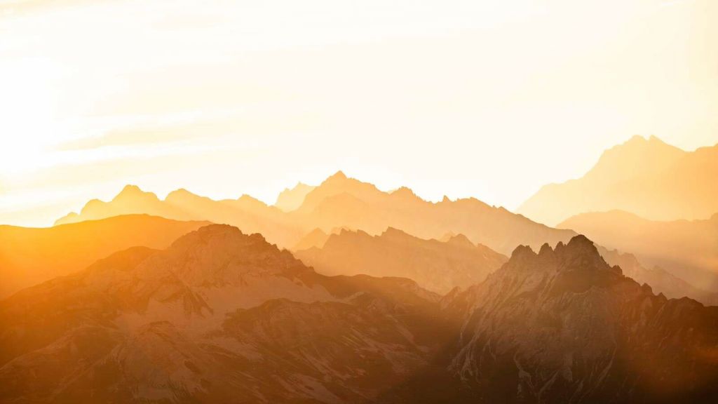 Goldene Berge bei Sonnenaufgang