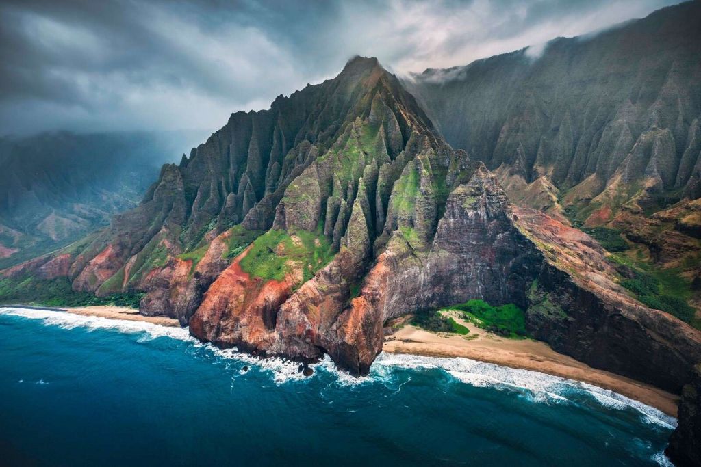 Dramatische Klippen an türkiser Küste.