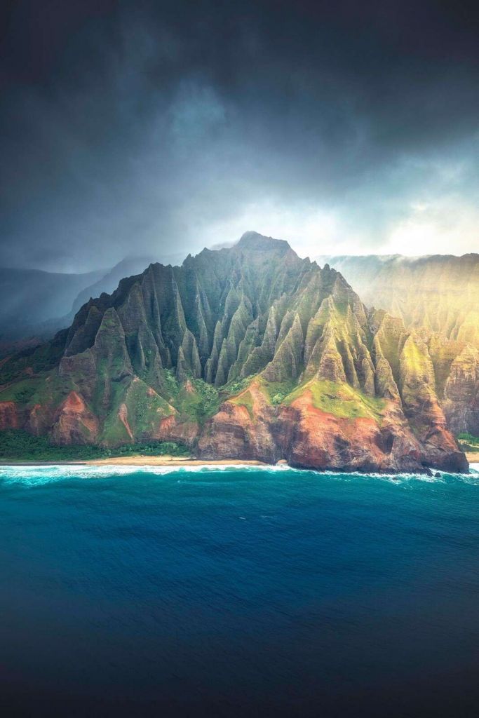 Sonnenschein auf tropischen Klippen.