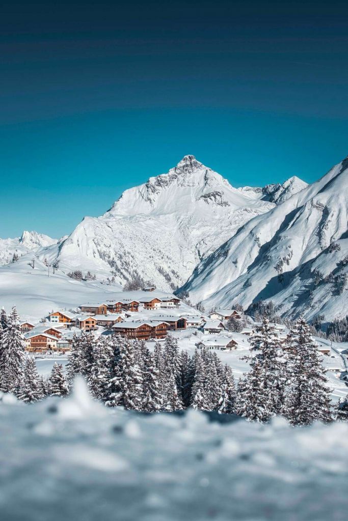 Bergütten unter winterlichem Gipfel