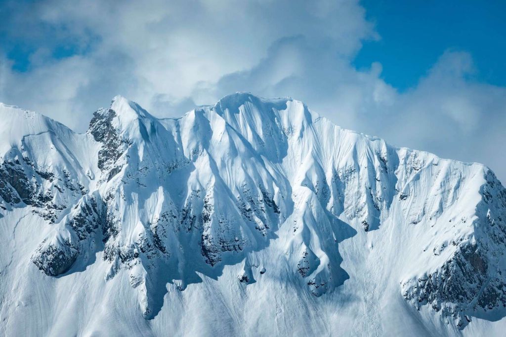Steile Schneegipfel unter Winterzonnen.