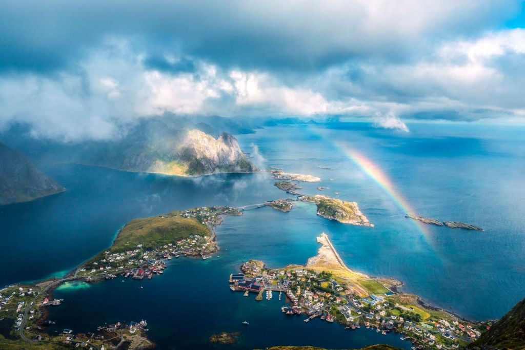 Regenbogenlicht über der Fjordküste