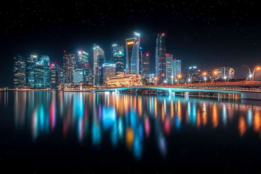 Lichtreflexionen auf moderner Skyline