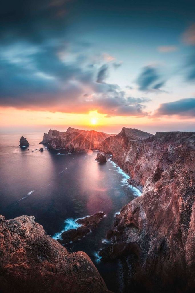 Sonnenuntergang über der Felsküste