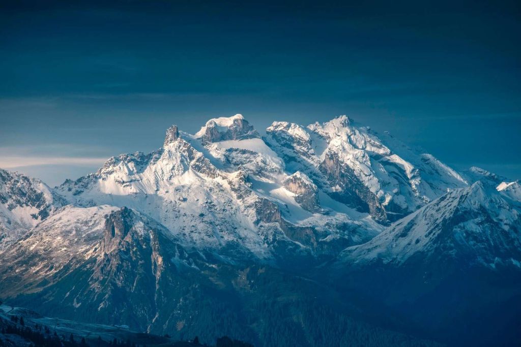 Kristalllicht über verschneiten Gipfeln