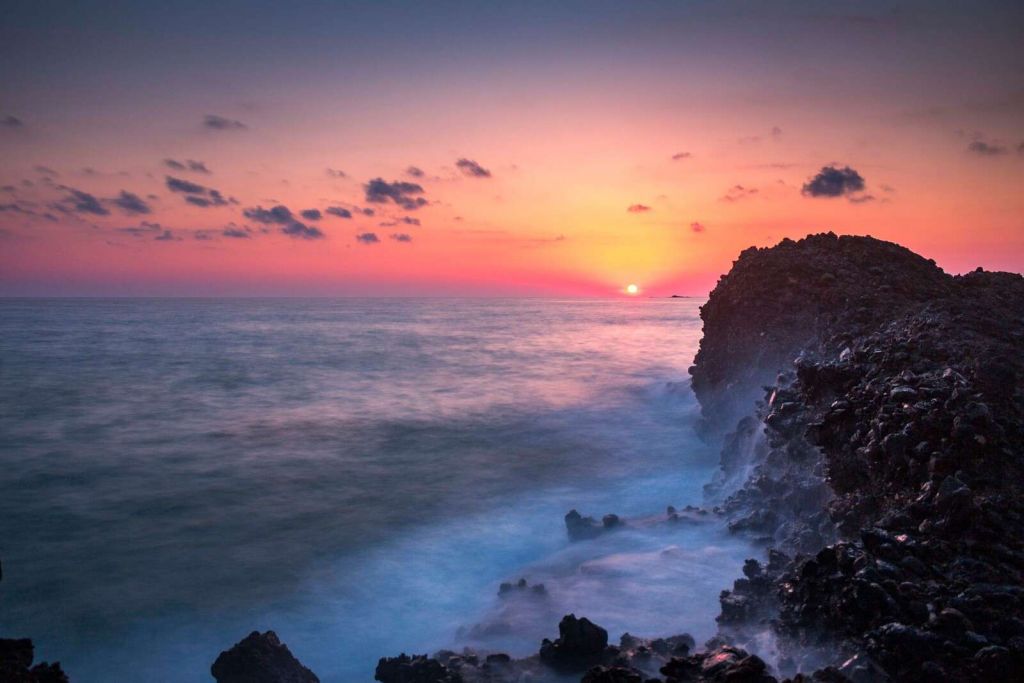 Lavaküste im Abendlicht.