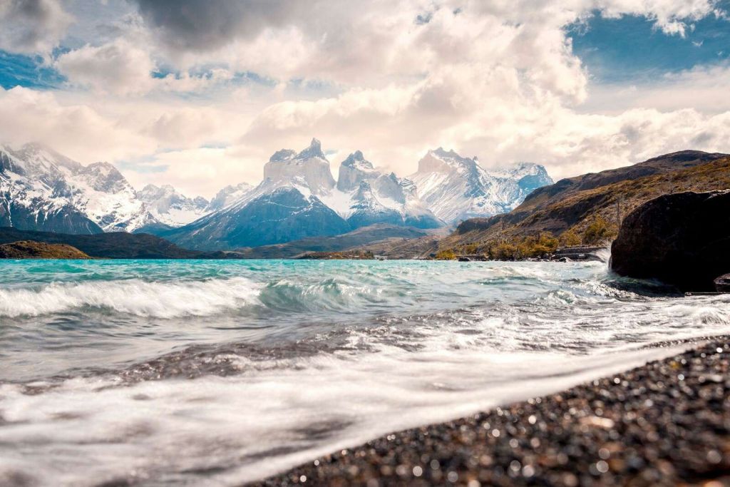Türkisblaue Bergsee mit welliger Küste