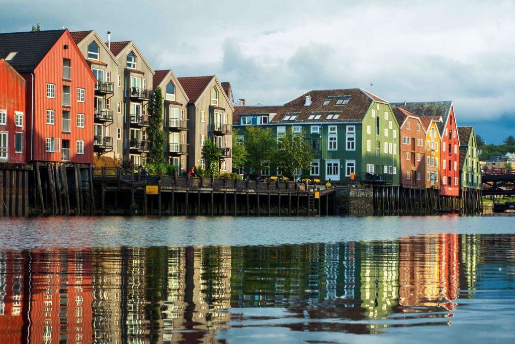 Bunte Häuser am Wasserufer