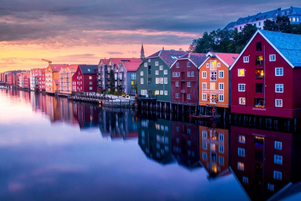 Abendlicht auf farbigen Fassaden