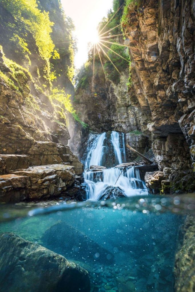 Sonnenschein am Bergwasserfall