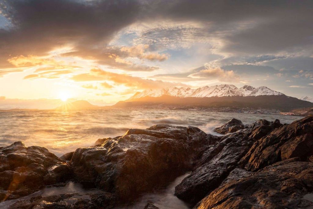 Goldener Sonnenuntergang an der Bergküste