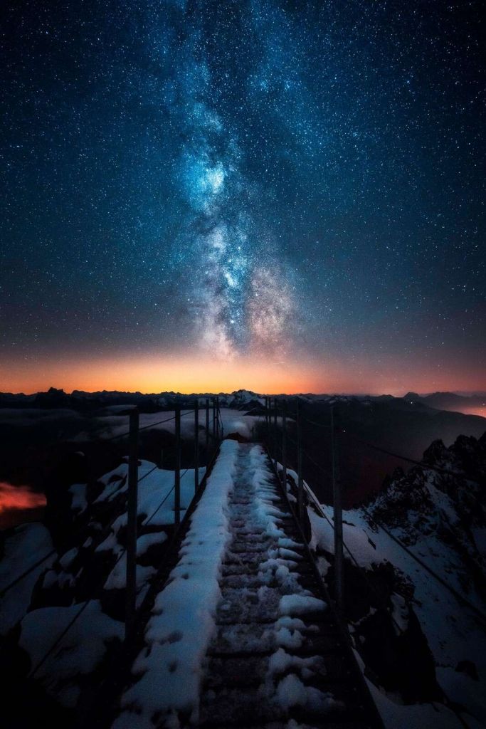 Sterrenpfad über verschneitem Berg