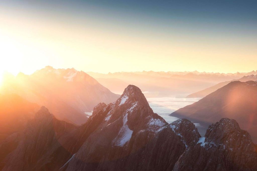 Sonnenaufgang über Bergsilhouetten