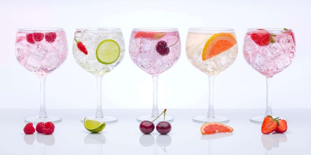 Verschiedene Arten von Gin-Gläsern in einer Reihe