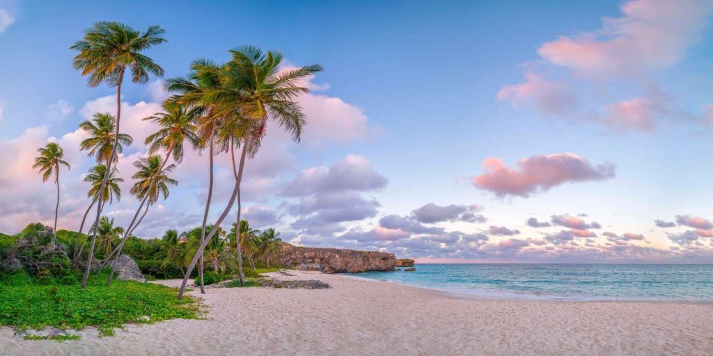 Tropischer Strand bei Abenddämmerung.