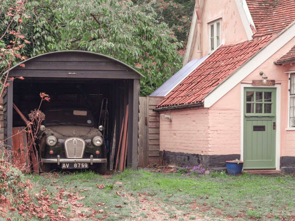 Oldtimer in der Garage eines alten Hauses