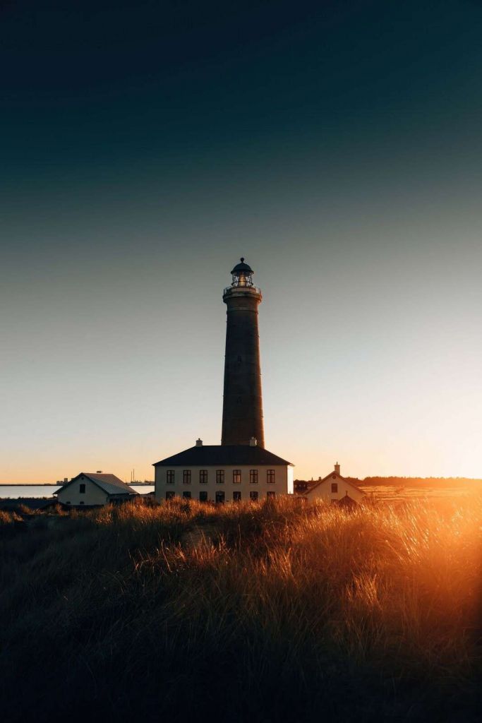 Leuchtturm im goldenen Abendlicht