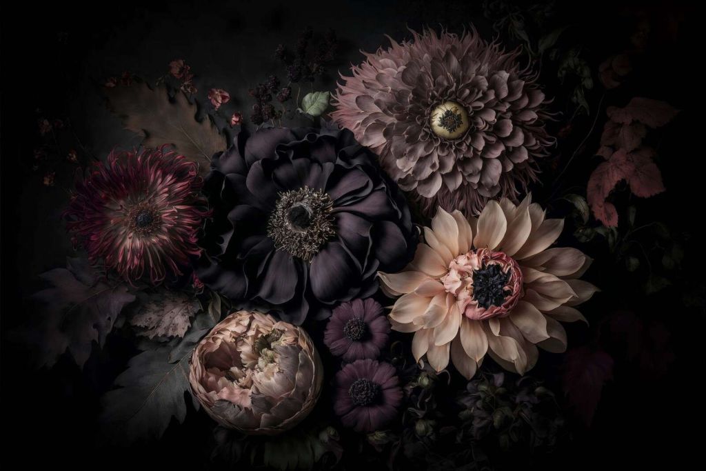 Dunkle, stimmungsvolle Blumen, bohemischer Luxus