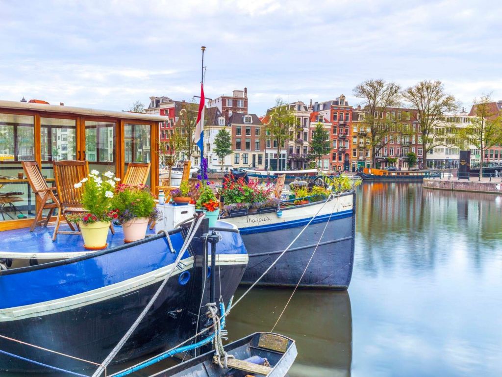 Hausboote an ruhigem Stadtkanal