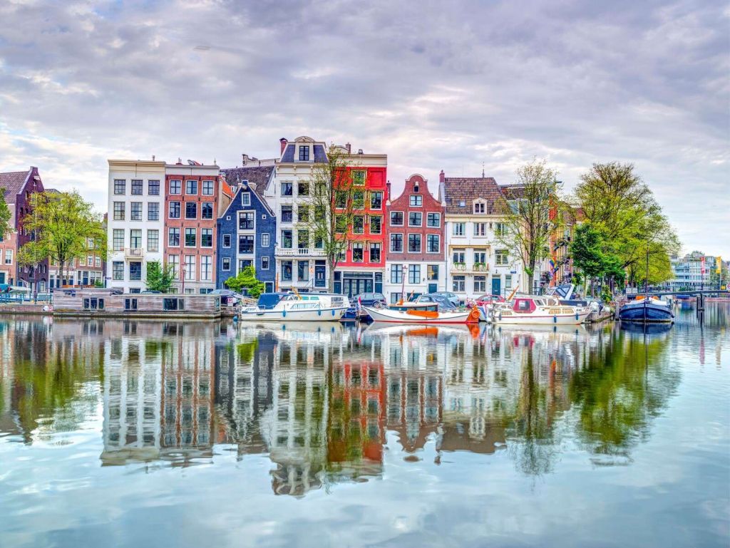 Bunte Grachtenhäuser am Wasser