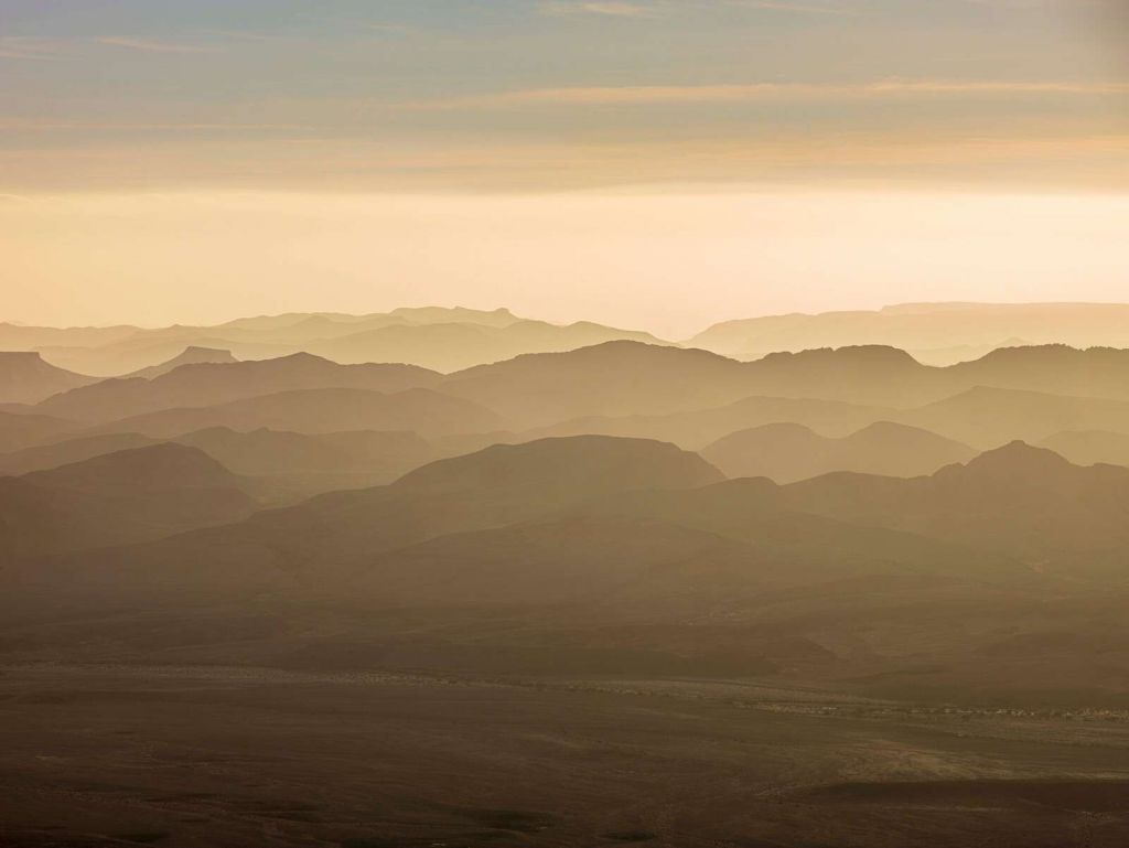 Schichtige Berglandschaft im Abendlicht