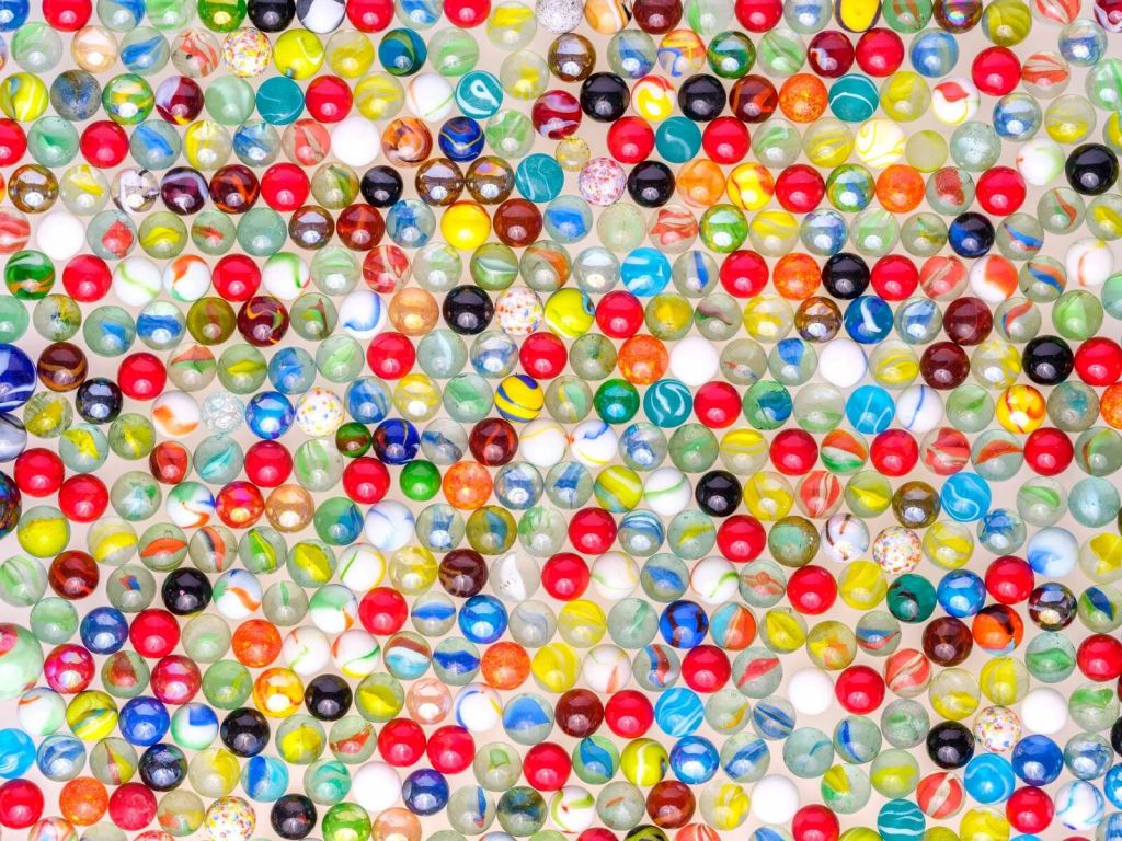 Bunte Glasmurmelmuster