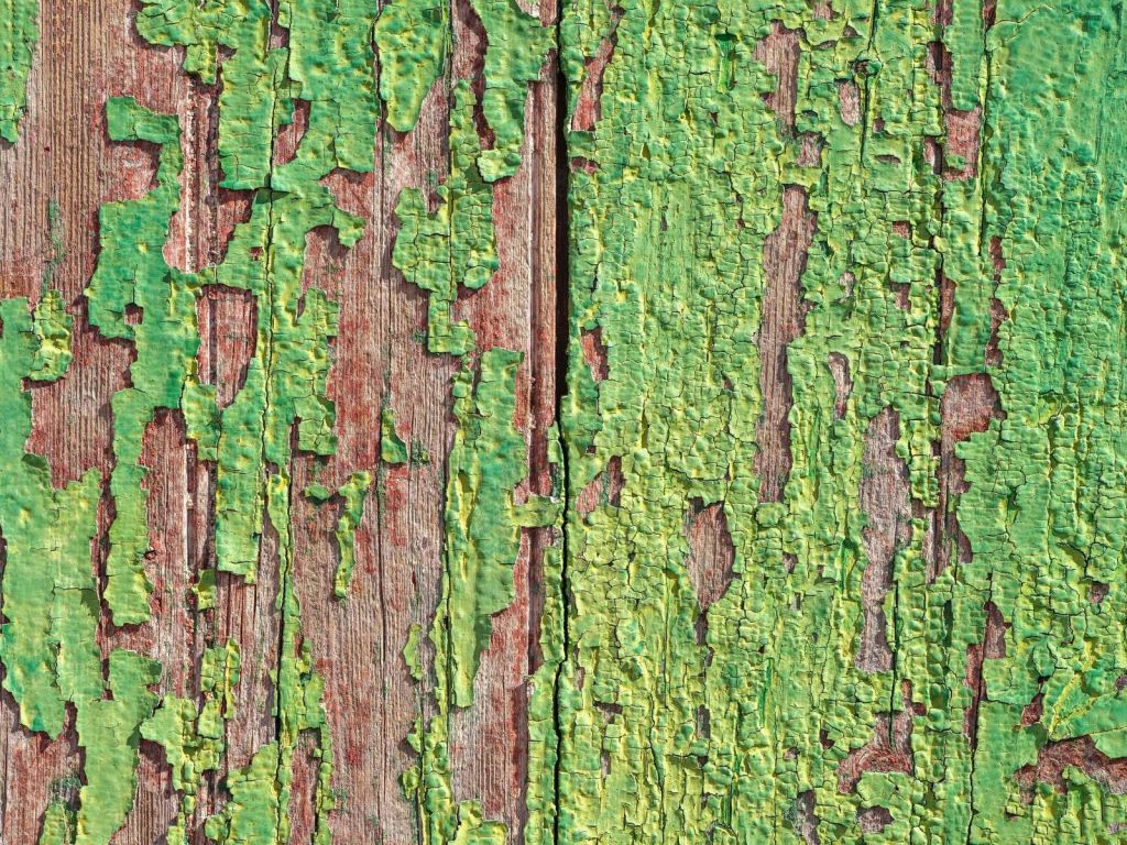 Verweerd hout met groene verflaag