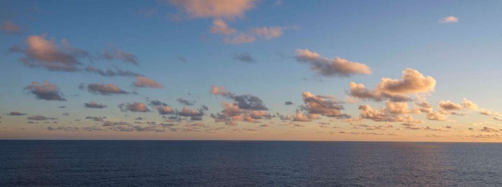 Ruhige See unter Abendhimmel