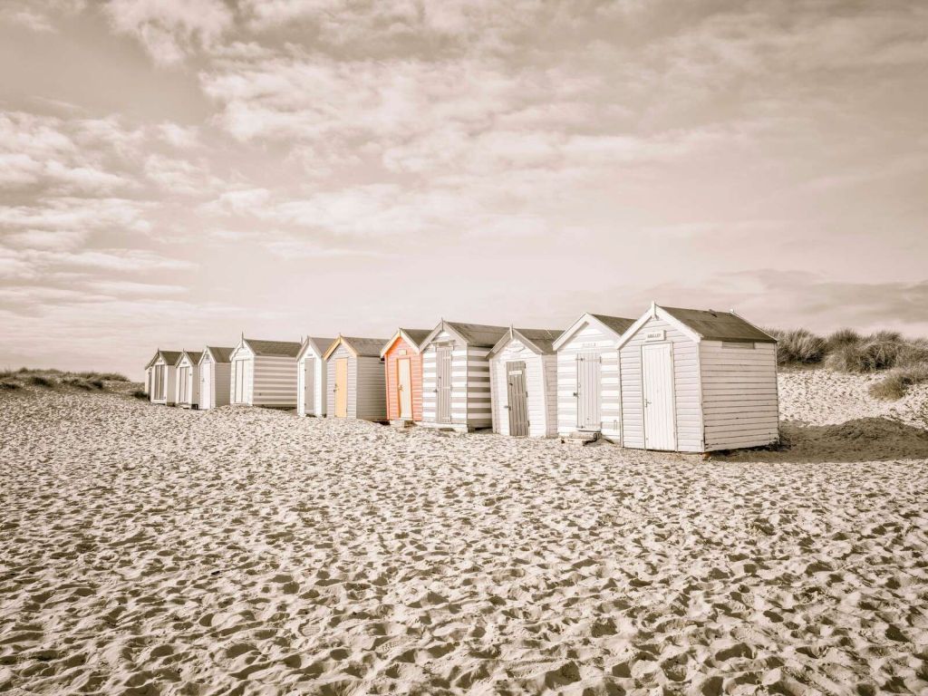 Strandhäuschen auf einem ruhigen Dünenstrand