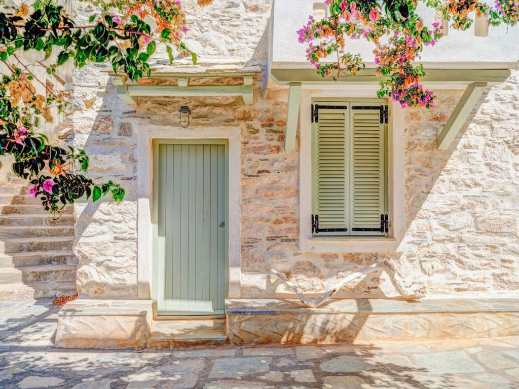 Mediterrane Steinfassade mit Bougainvillea