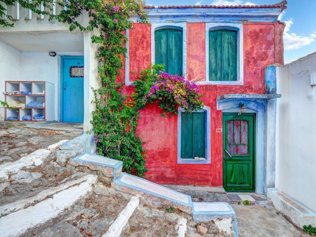 Farbenfrohe mediterrane Fassade mit Blumen