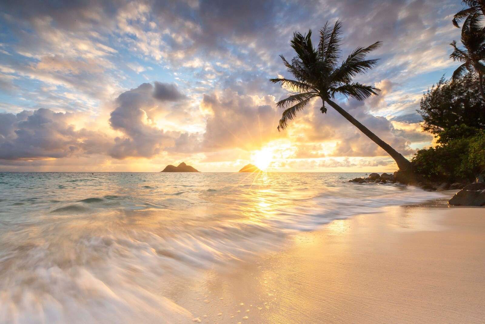 Fototapete - Langsam leuchtet am tropischen Strand. - Fototapete, image size:1600x1067