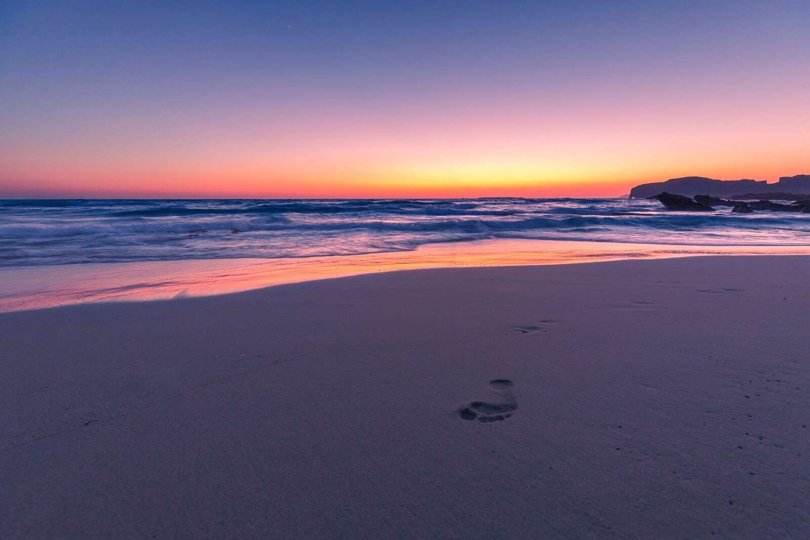 Fototapete - Fußspuren im weichen Abendlicht. - Fototapete, image size:1600x1067