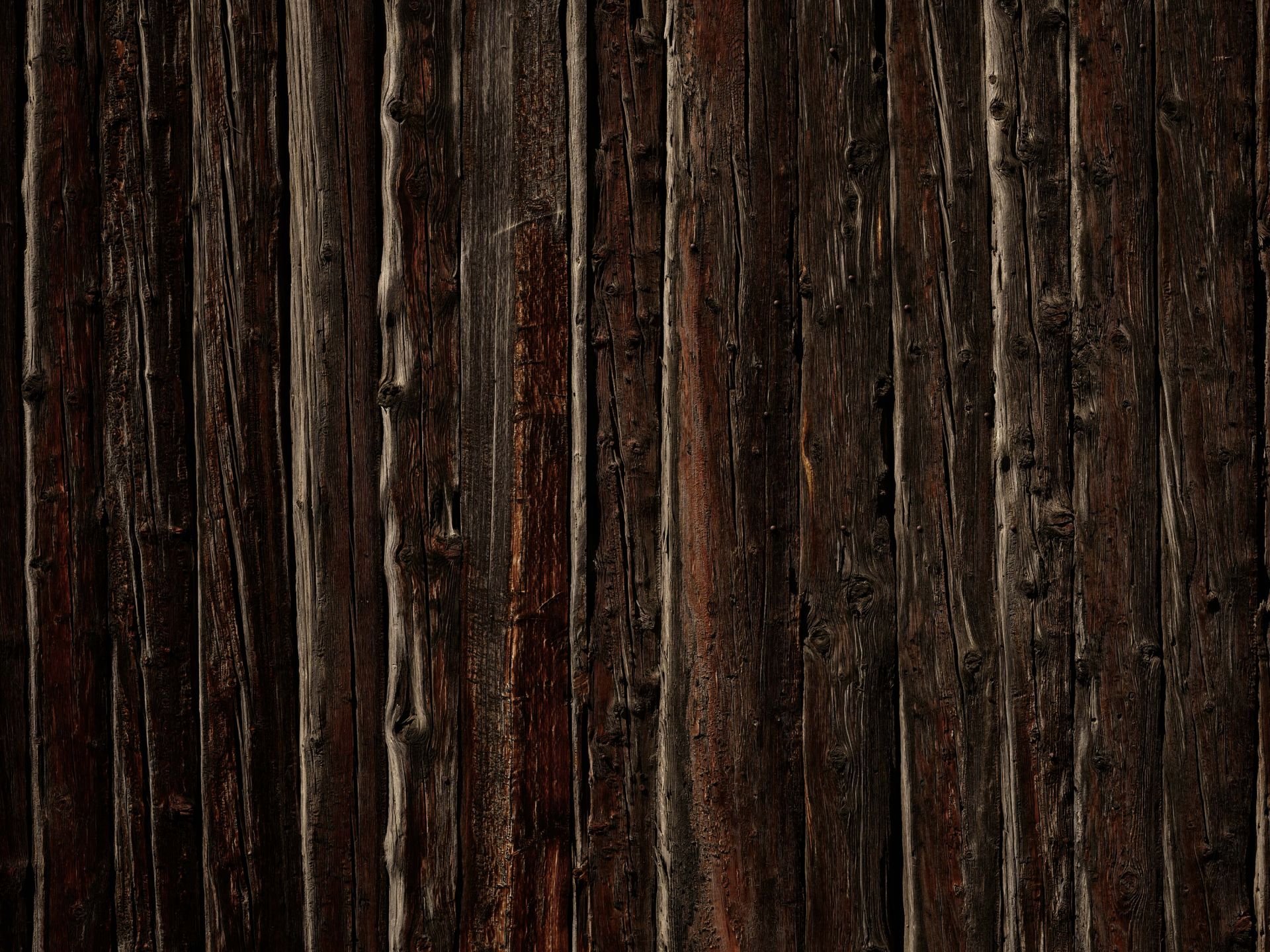 Raues Holz mit Nägeln