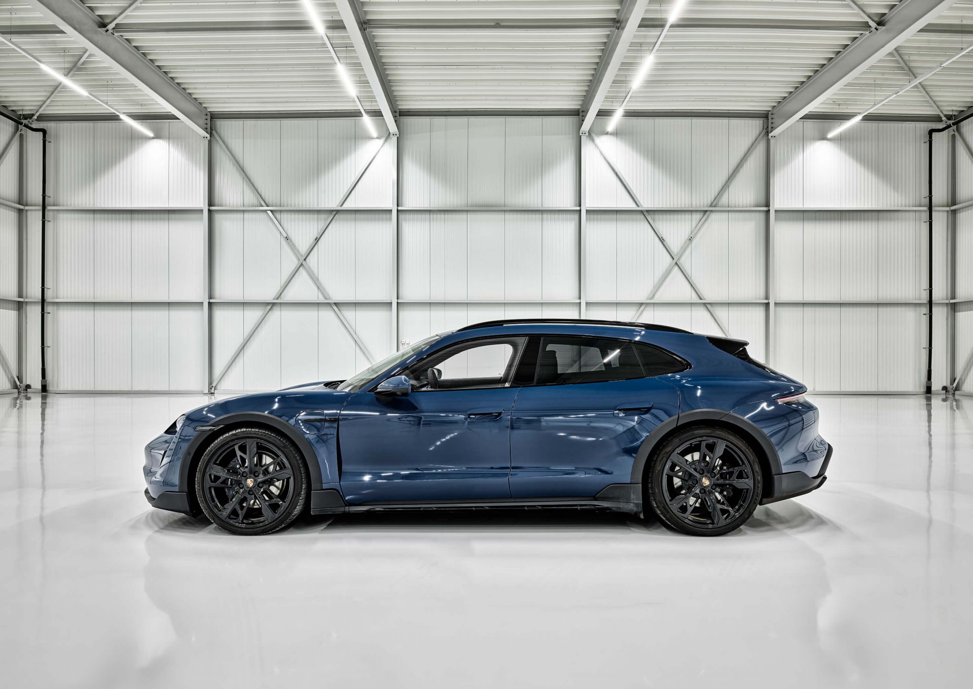 Porsche in der Industriehalle
