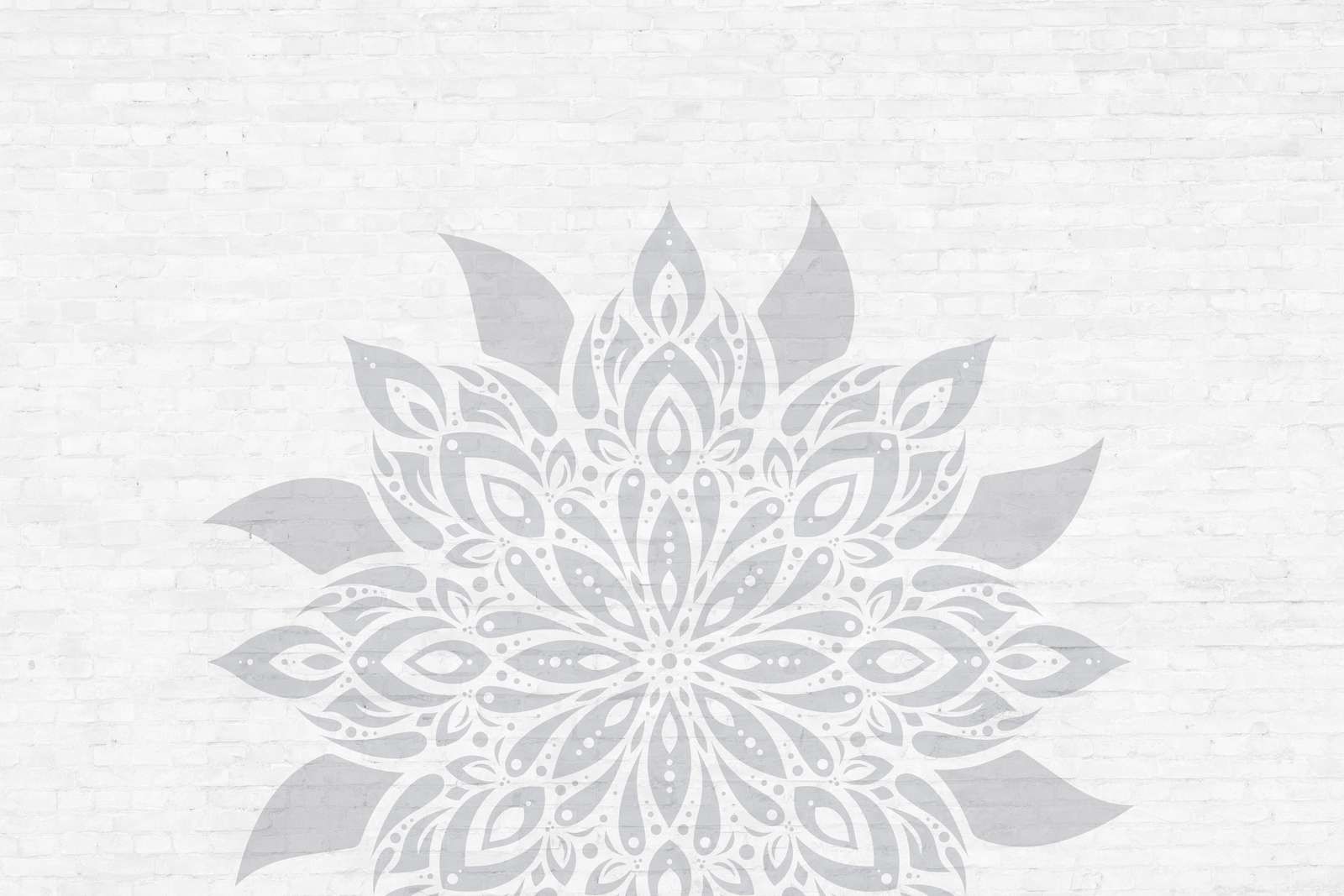Hellgraues Mandala auf Ziegelstein