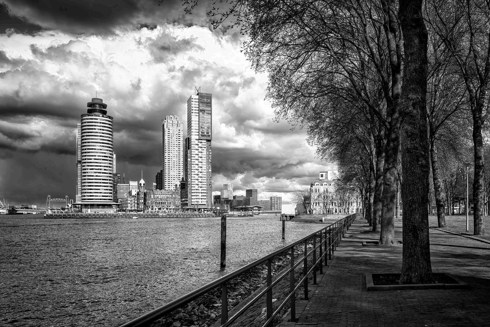 Schwarz-Weiß Skyline vom Kai