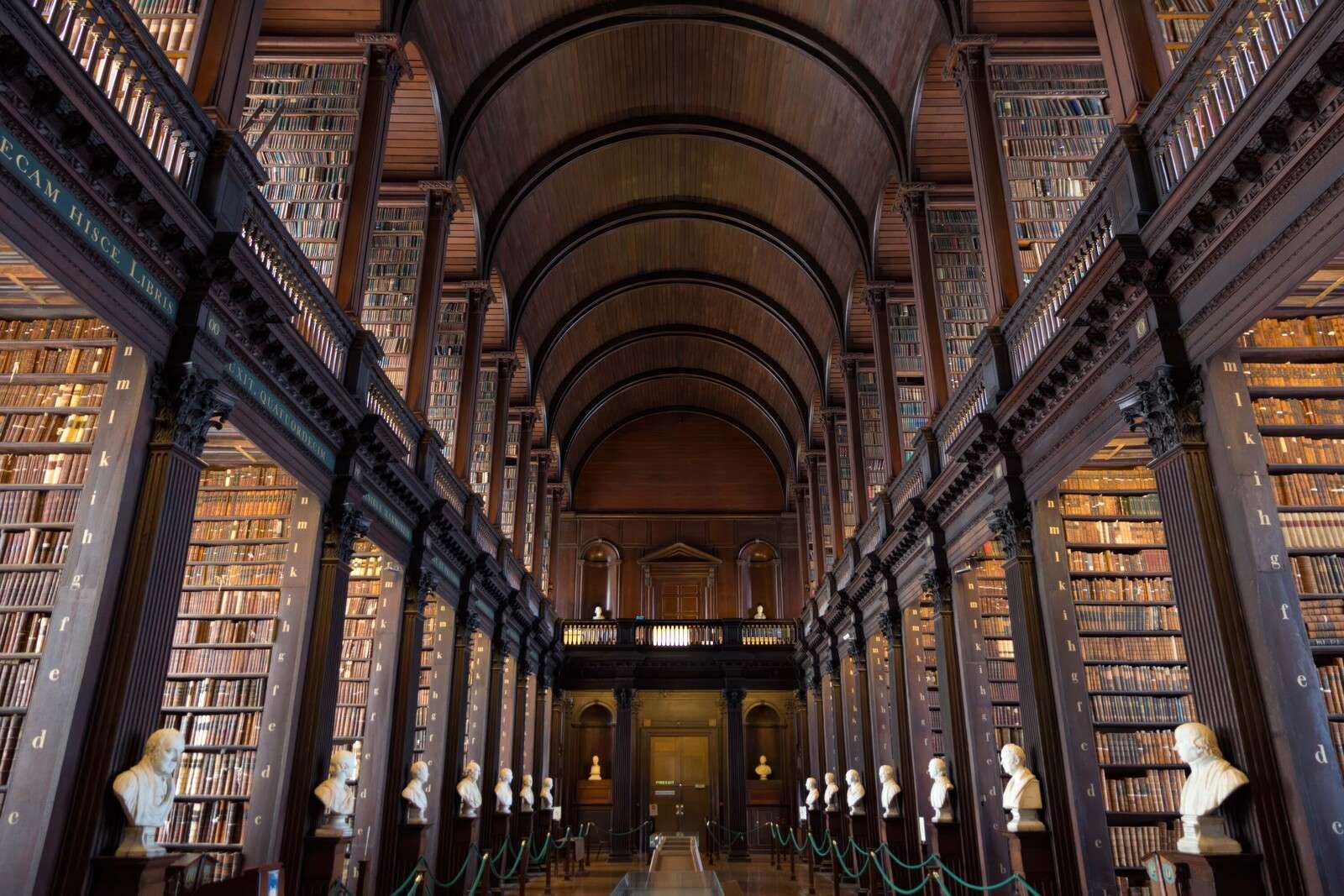 Klassische Bücherhalle mit Bögen